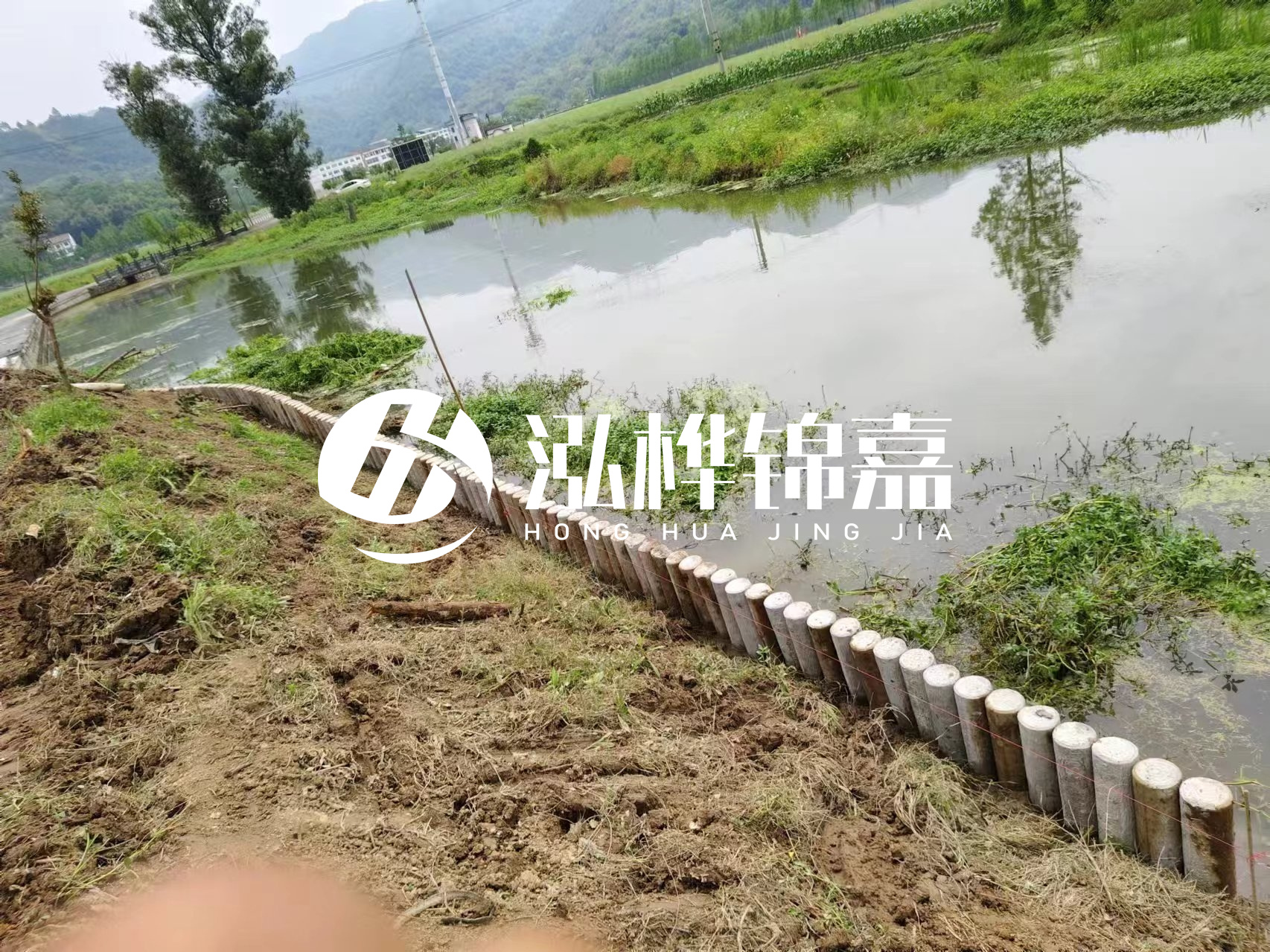 安順市挖機(jī)打木樁專業(yè)施工-河道水泥樁護(hù)坡多少錢一米？